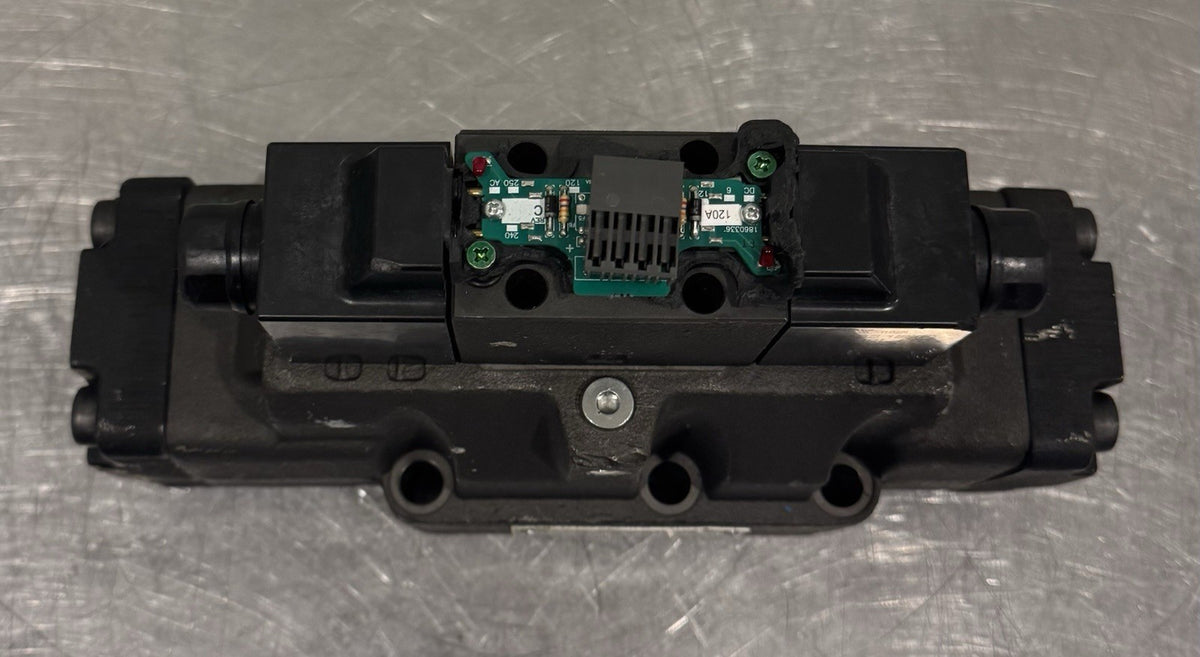 Parker D81VW001C1VYGH5 Hydraulic Pilot Solenoid Valve ASSY NEW! DAMAGED!
