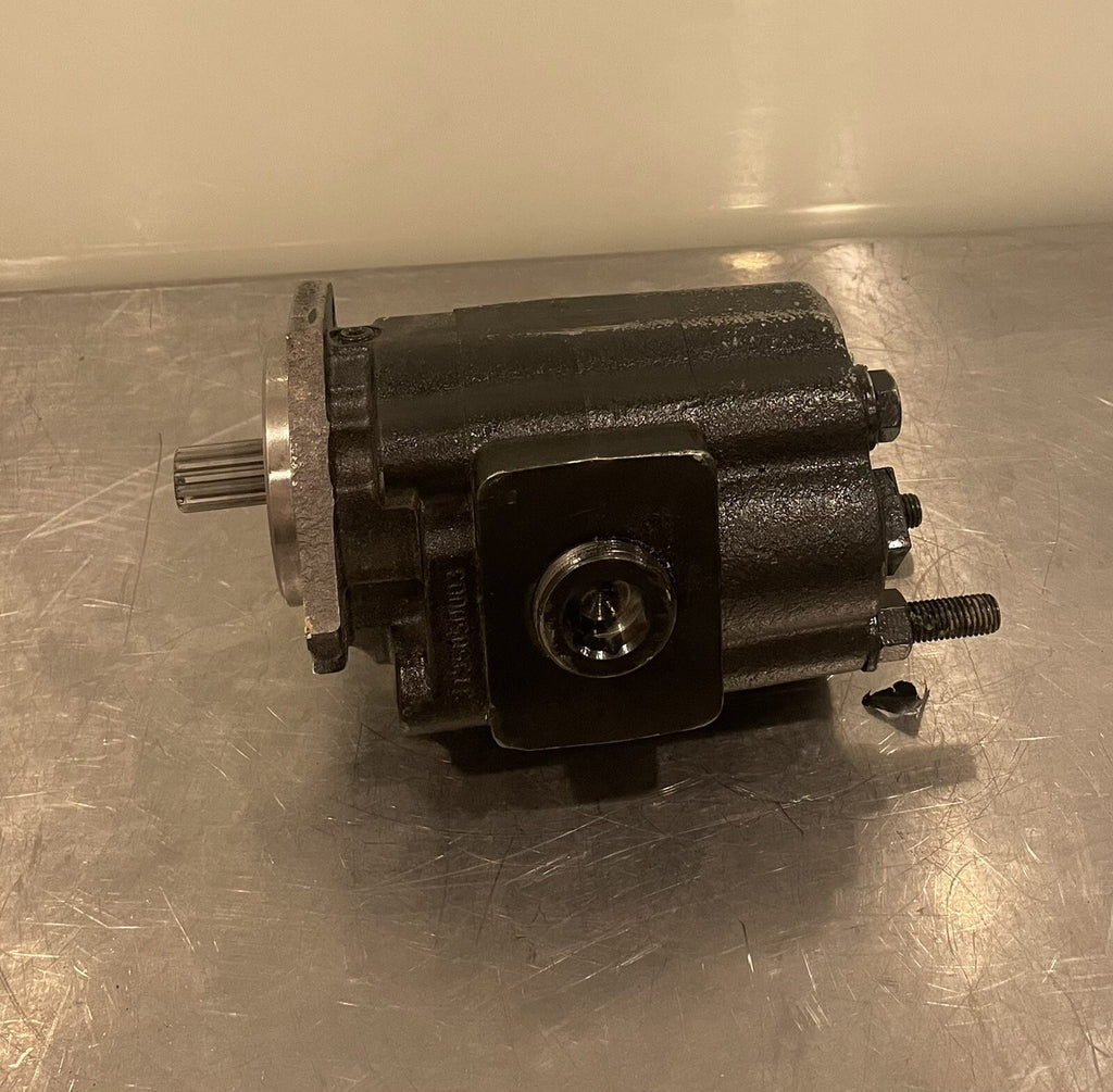 Parker 3139610800 Hydraulic Gear Pump Damaged NEW! FREE SHIPPING!