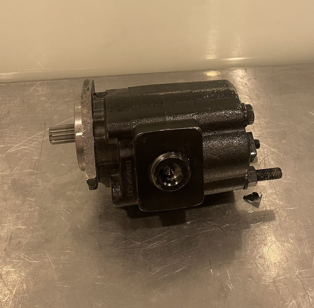 Parker 3139610800 Hydraulic Gear Pump Damaged NEW! FREE SHIPPING!