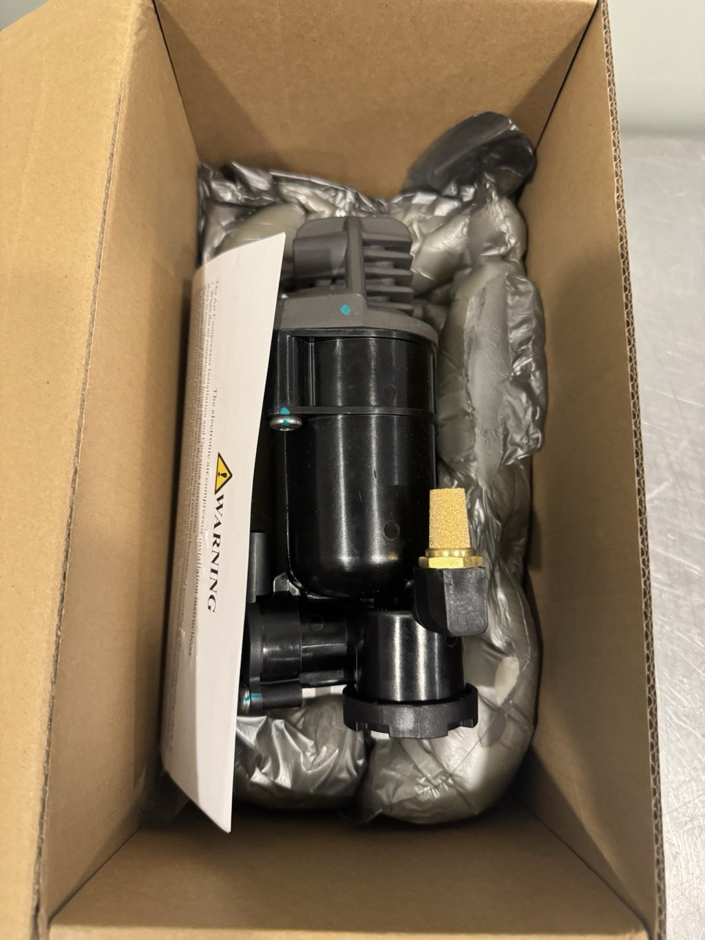 117931 Air Suspension Compressor 93951-25-10 NEW! FREE SHIPPING!