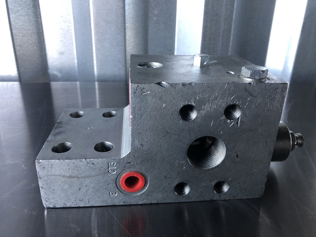 Eaton Vickers 1CEBL356F1635P Hydraulic Valve Block NEW!!! FREE SHIPPING!!!