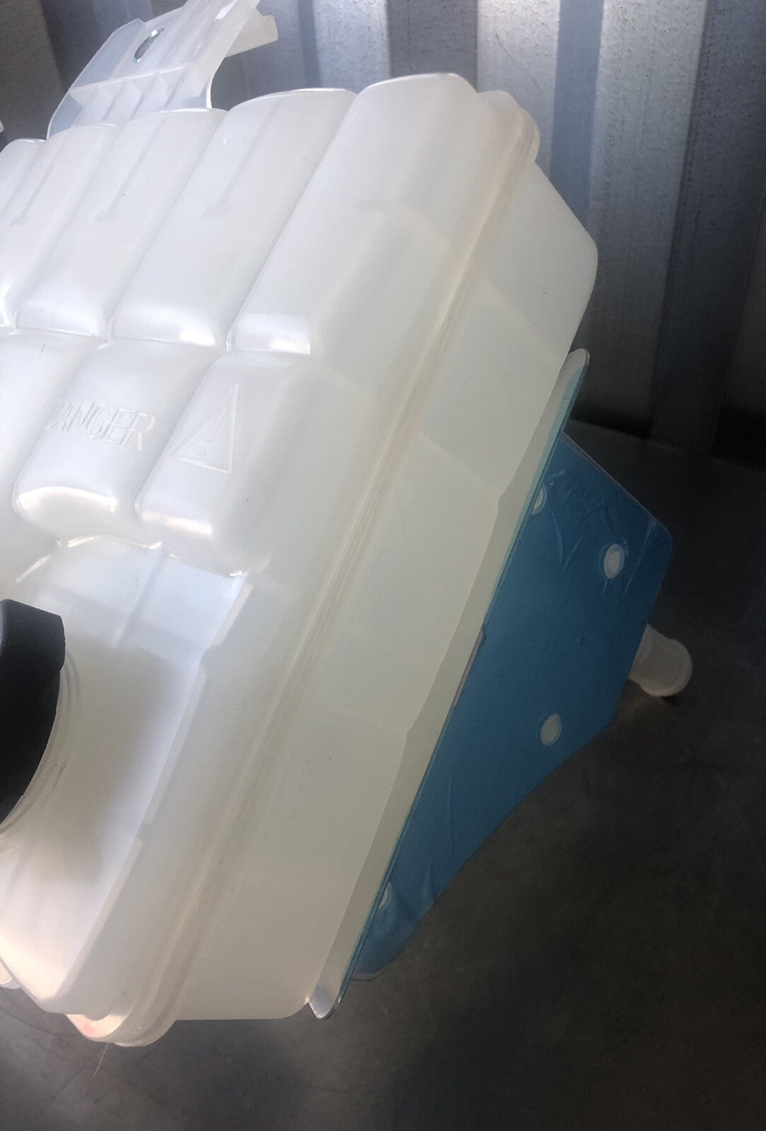 Sunbelt Radiators SBS6035403 Heavy Duty Coolant Tank Peterbilt Kenworth NEW!!!