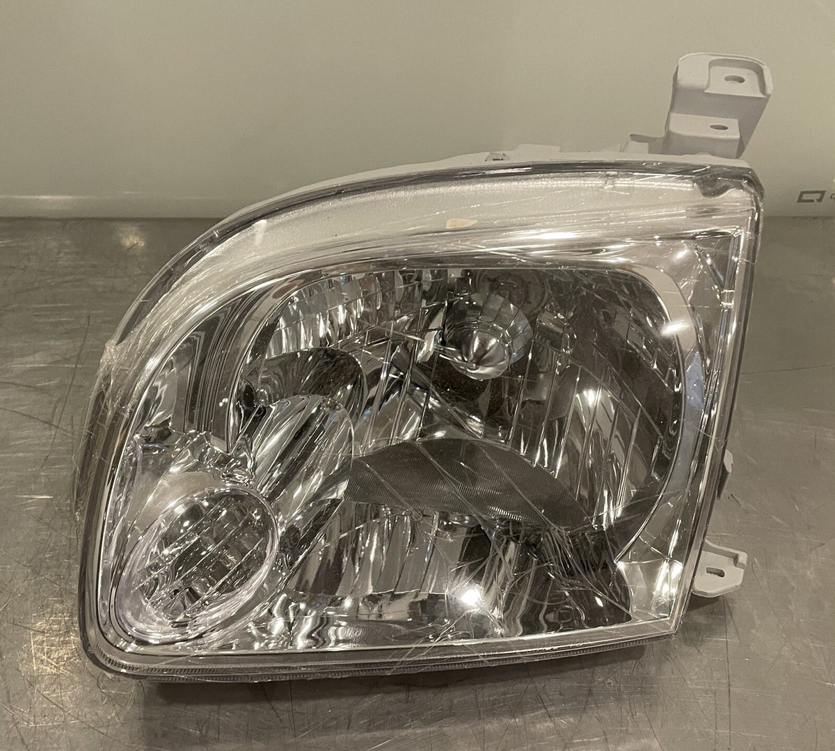 Eagle Eyes TY812-B001L Headlight Toyota Tundra 2005-06 NEW IN BOX! FREE SHIPPING