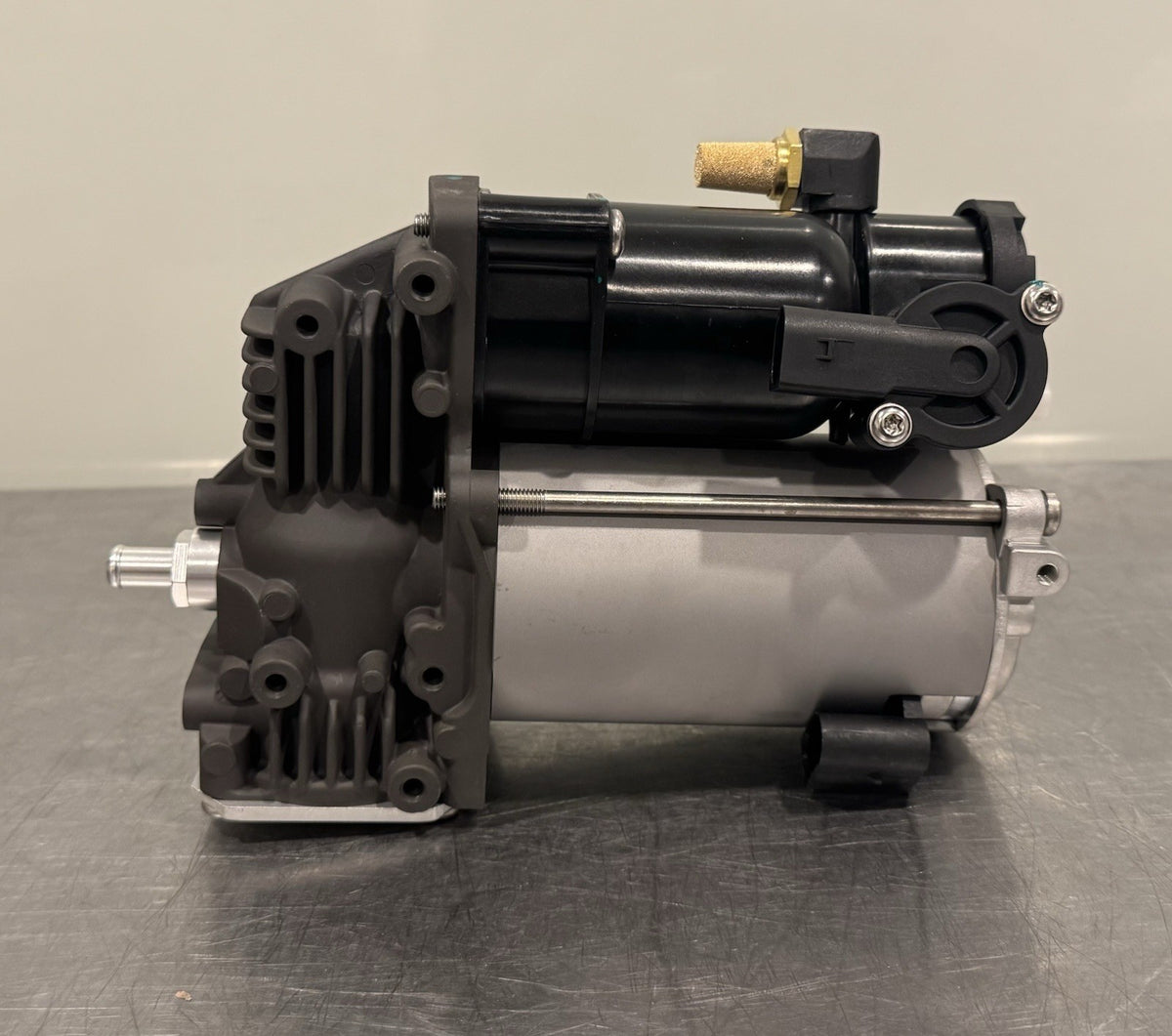 117931 Air Suspension Compressor 93951-25-10 NEW! FREE SHIPPING!