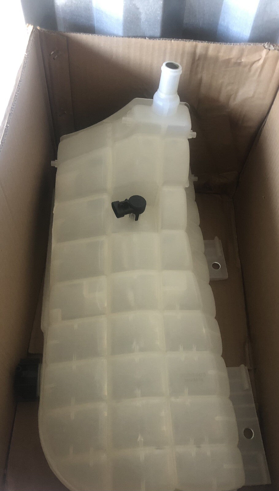 Sunbelt Radiators SBS6035403 Heavy Duty Coolant Tank Peterbilt Kenworth NEW!!!