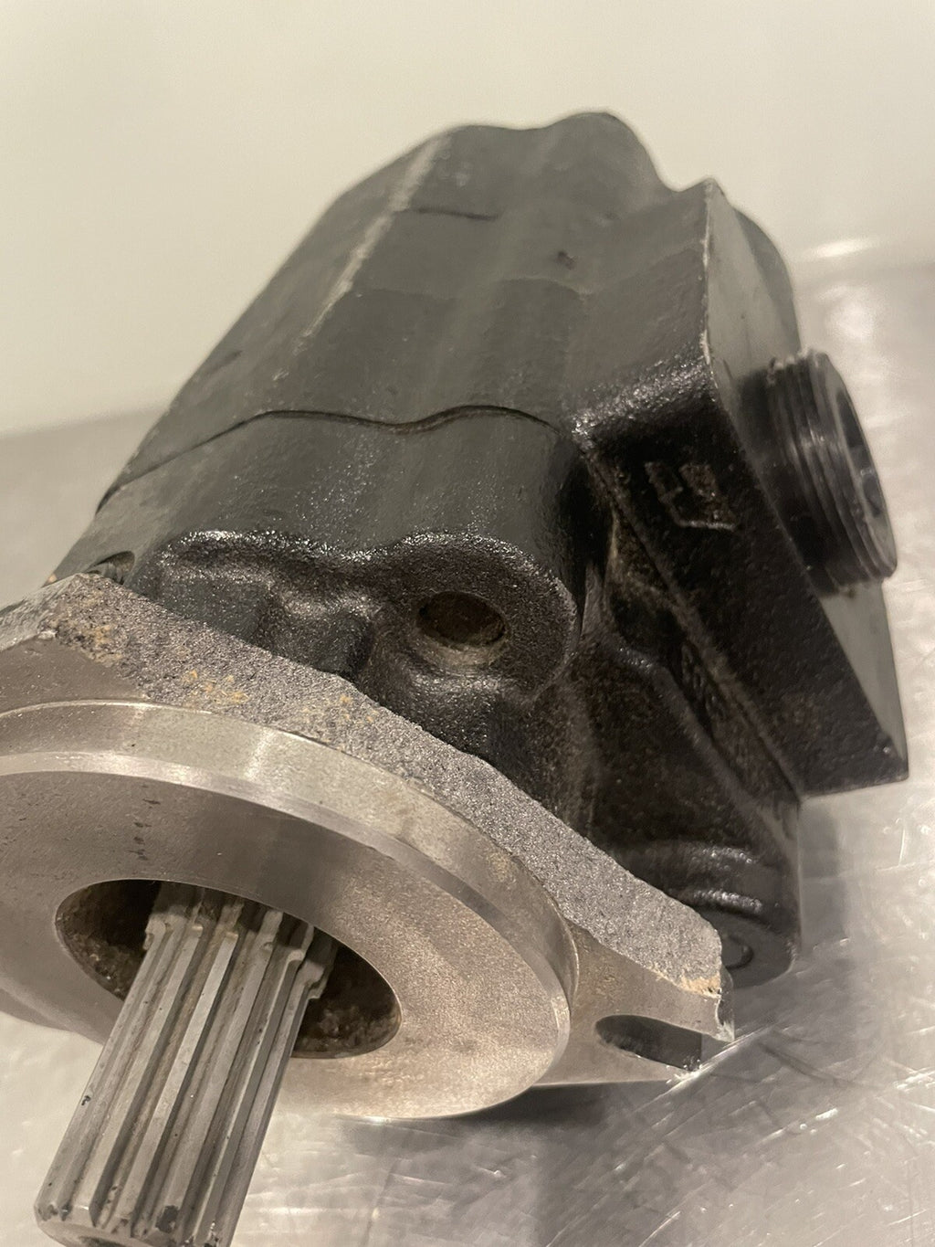 Parker 3139610800 Hydraulic Gear Pump Damaged NEW! FREE SHIPPING!