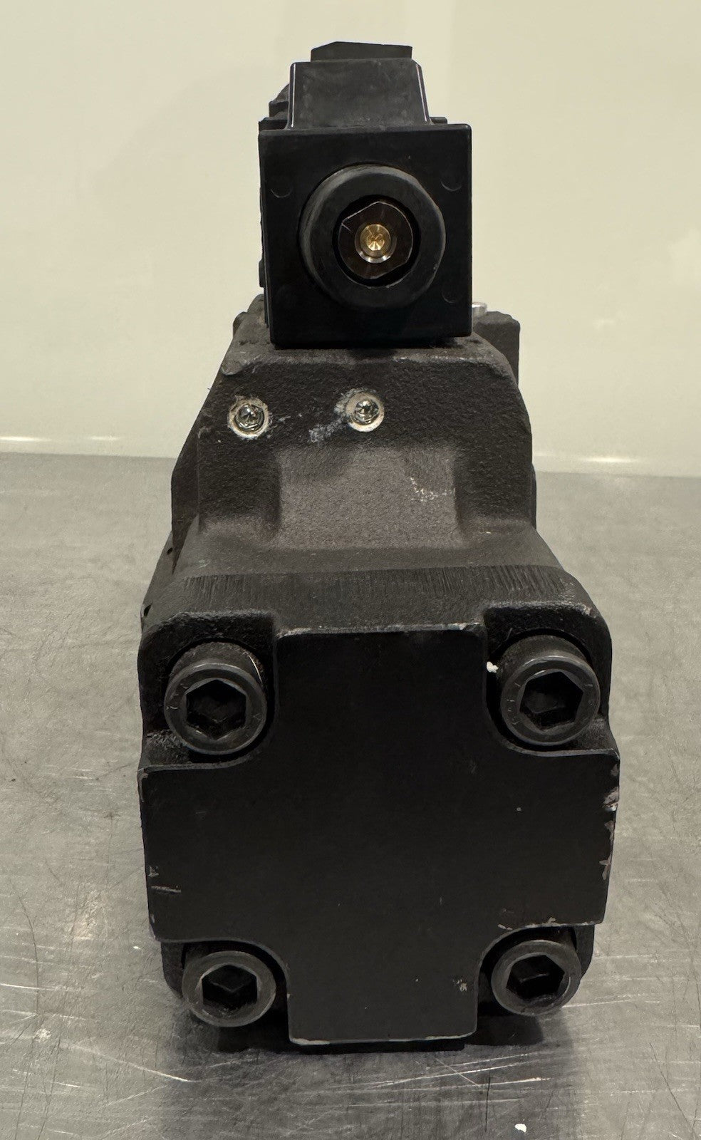 Parker D81VW001C1VYGH5 Hydraulic Pilot Solenoid Valve ASSY NEW! DAMAGED!