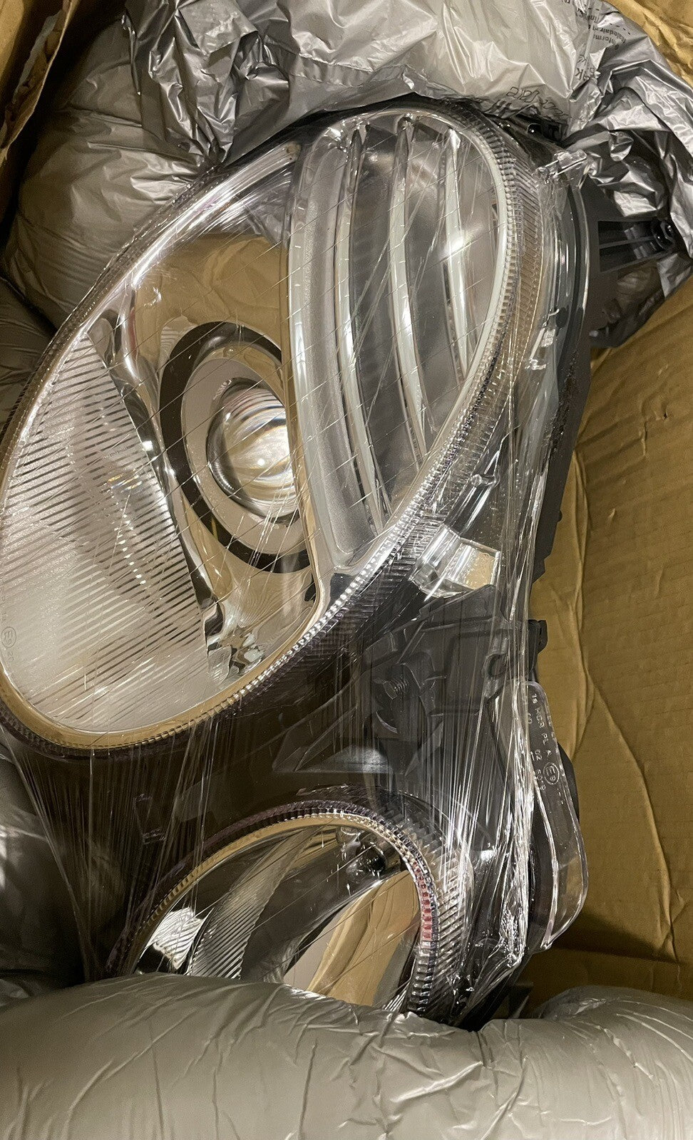 Eagle Eyes BZ115-B001R Headlight RH Passenger Side For Mercedes Benz NEW IN BOX!
