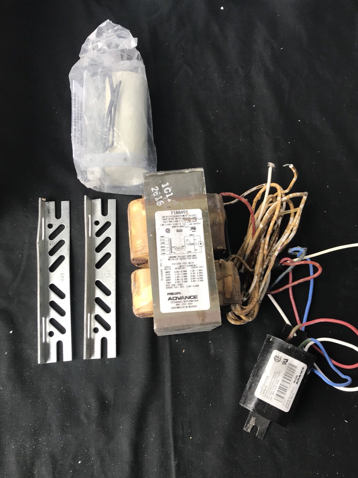 Philips Advance 750 W, 1 Lamp HID Ballast Kit 71A6452-001D NOT SURE IF ITS USED