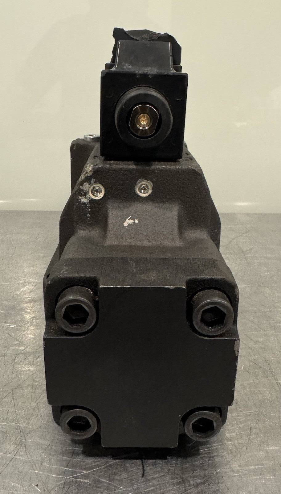 Parker D81VW001C1VYGH5 Hydraulic Pilot Solenoid Valve ASSY NEW! DAMAGED!