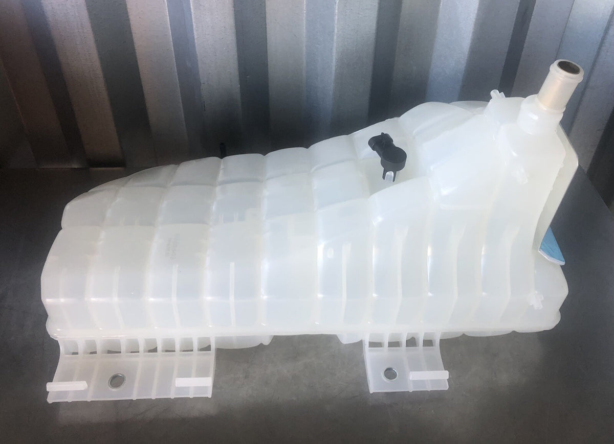 Sunbelt Radiators SBS6035403 Heavy Duty Coolant Tank Peterbilt Kenworth NEW!!!
