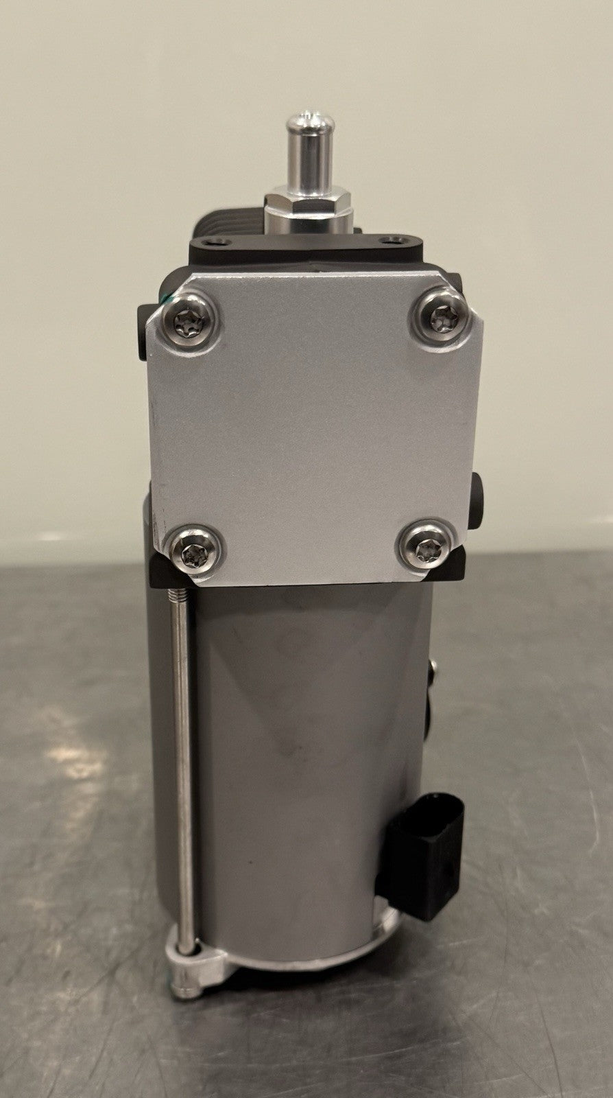 117931 Air Suspension Compressor 93951-25-10 NEW! FREE SHIPPING!