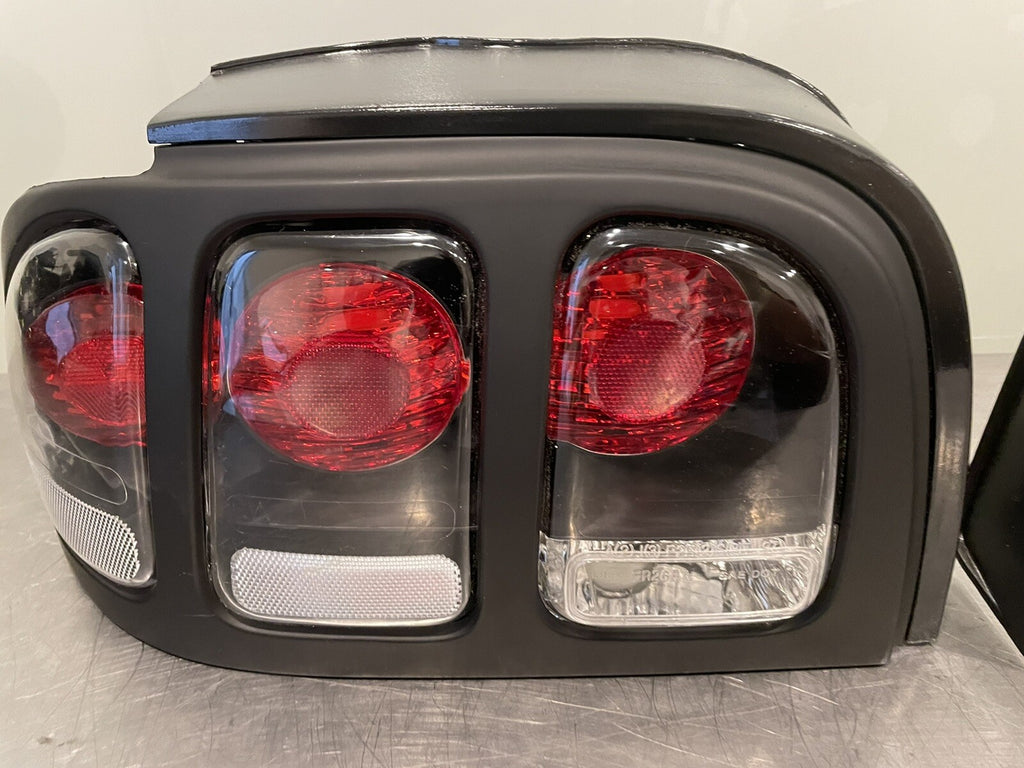 Ford Mustang Tail Light Set 1996-98 Eagle Eyes FR268-UURW2-BRH NEW FREE SHIPPING