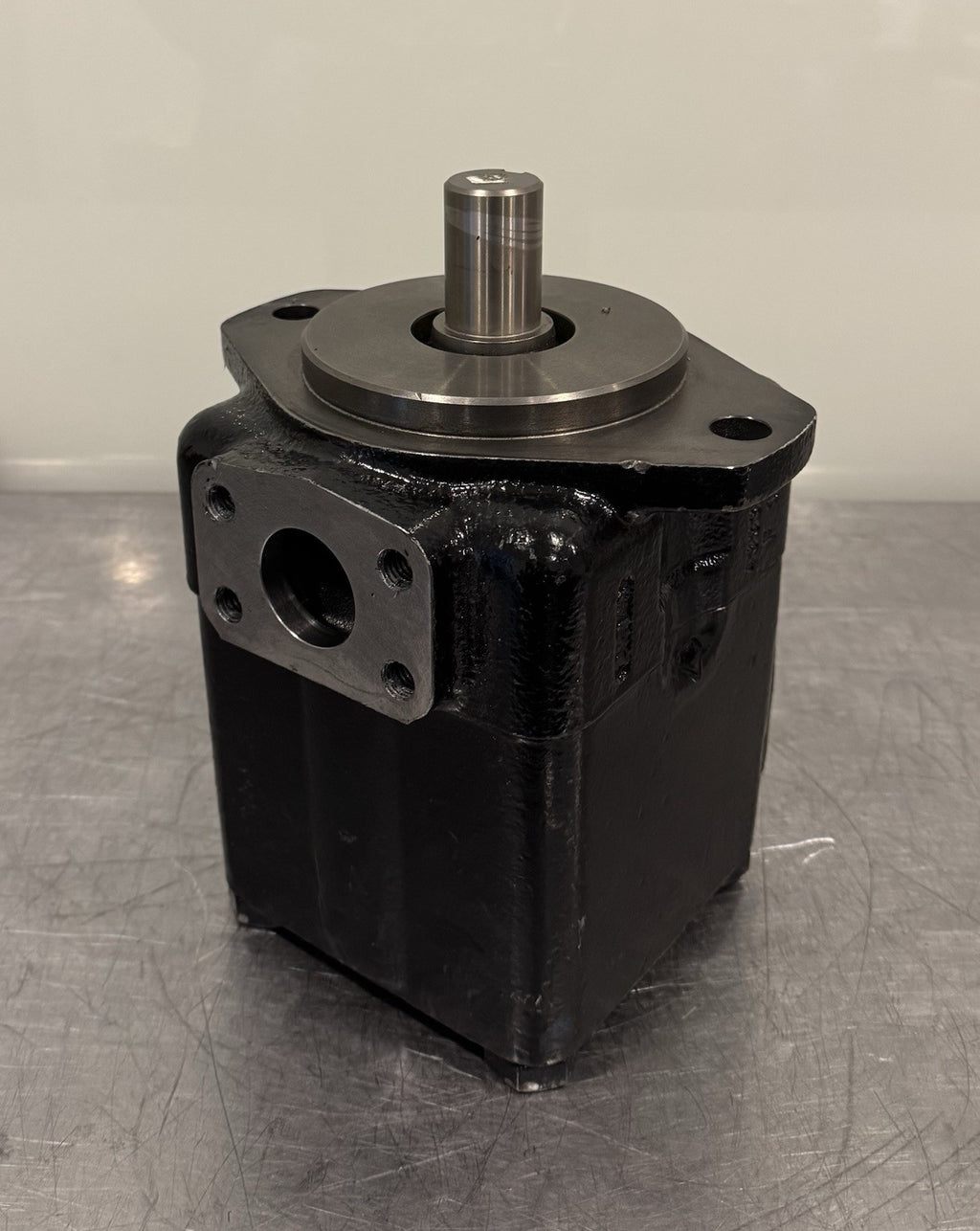 Vickers Danfoss 02-137146-1 Vane Pump Fixed Displacement 45V60A 1A22R NEW!