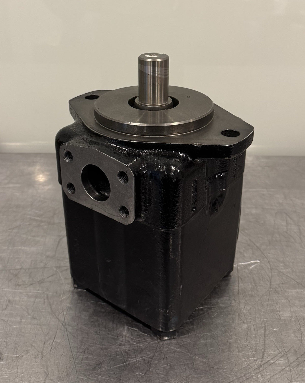 Vickers Danfoss 02-137146-1 Vane Pump Fixed Displacement 45V60A 1A22R NEW!