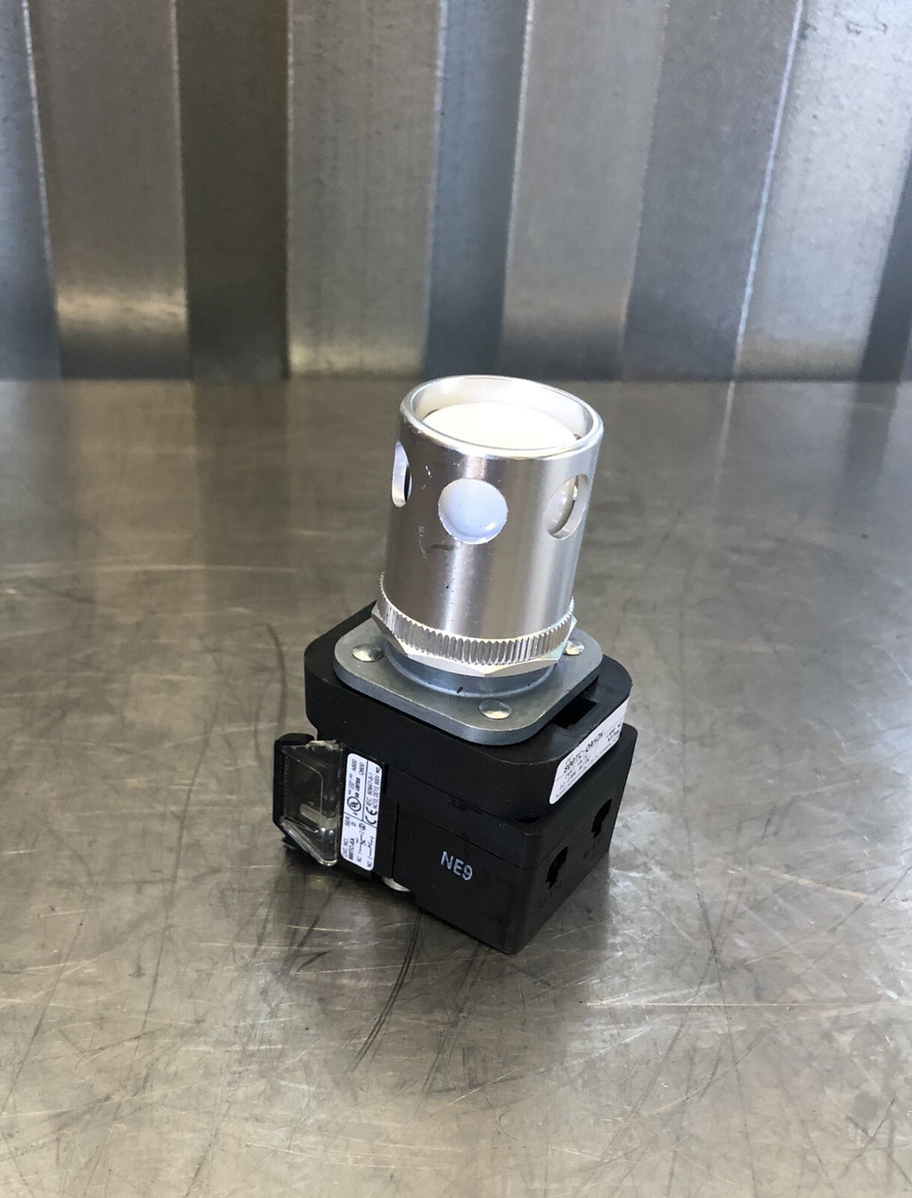Allen Bradley 800TC-QAH2W 30.5mm Momentary Illuminated Push Button NEW!!