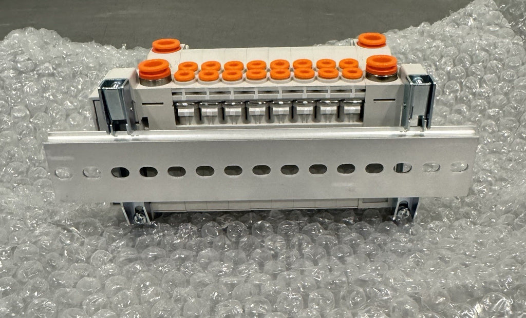 SMC VV5Q11-08N3FU0-D Plug-inmManifold Genuine NEW! SHIPS FREE!
