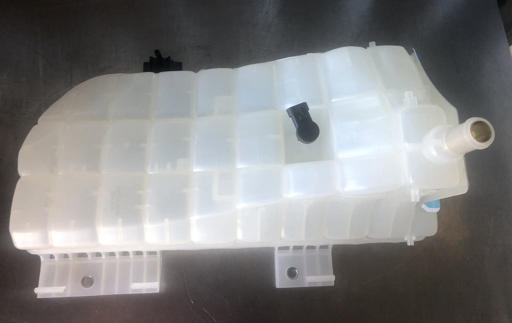 Sunbelt Radiators SBS6035403 Heavy Duty Coolant Tank Peterbilt Kenworth NEW!!!