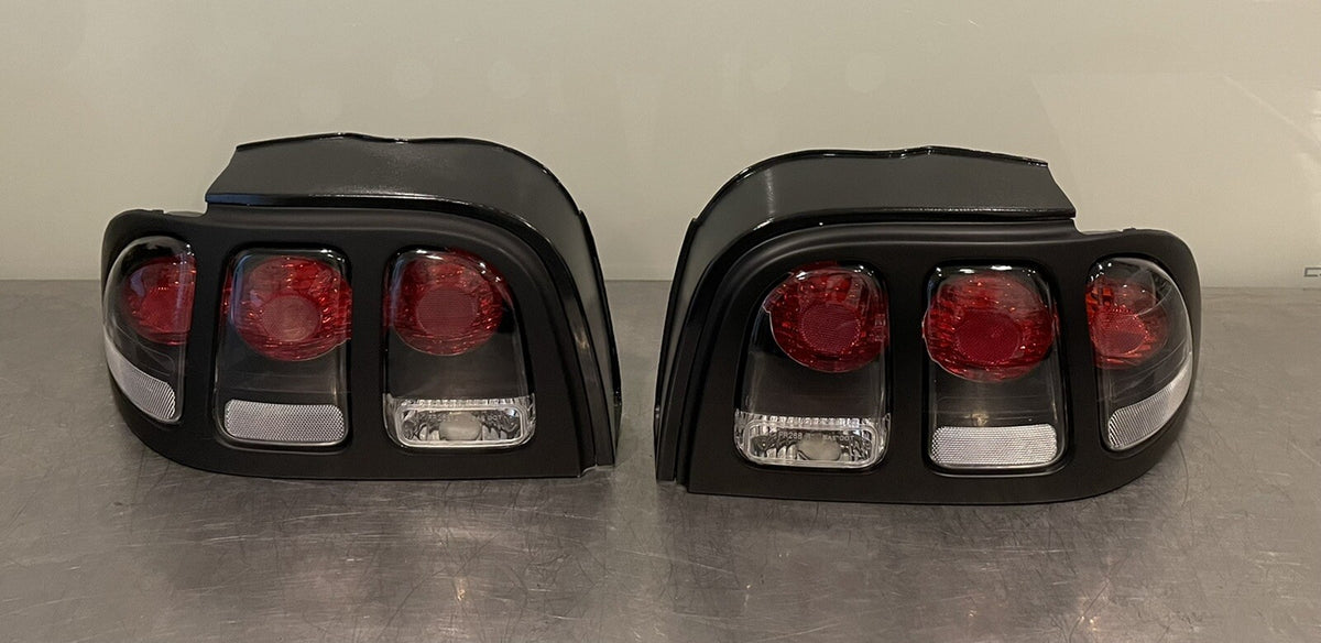 Ford Mustang Tail Light Set 1996-98 Eagle Eyes FR268-UURW2-BRH NEW FREE SHIPPING