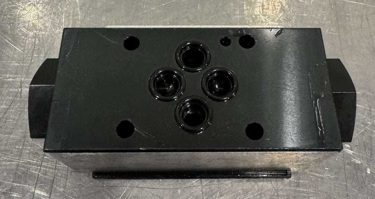Parker CP0M2AAN Hydraulic Valve Block NEW IN BOX! FREE SHIPPING!